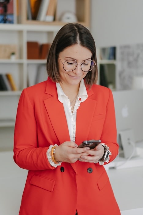 Mélany Rode au téléphone