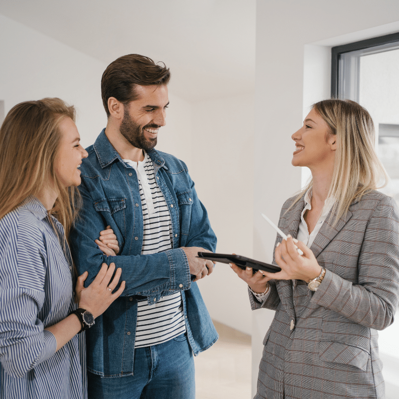 potentiel clients visitant un appartement